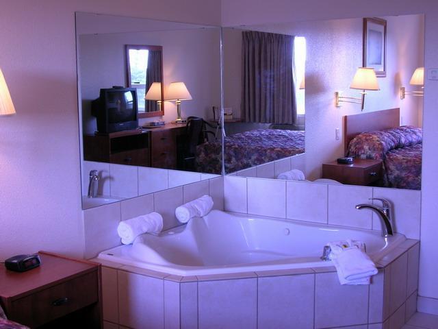 Super 8 By Wyndham Edmonton/west Hotel 2*