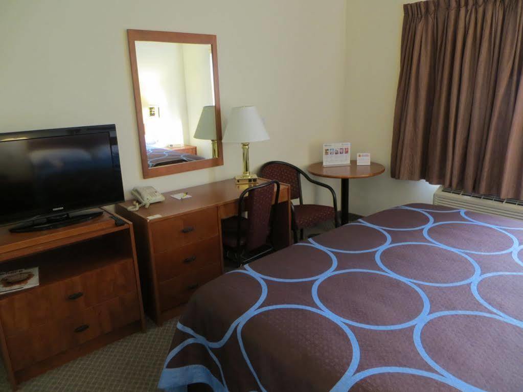 Super 8 By Wyndham Edmonton/west Hotel 2*