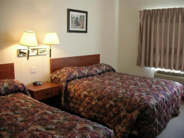 Super 8 By Wyndham Edmonton/west Hotel 2*